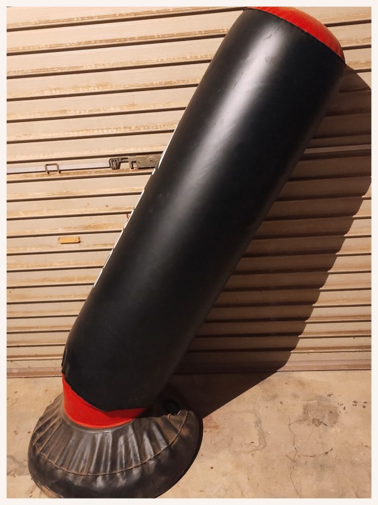 空気が抜けてしまったサンドバッグ